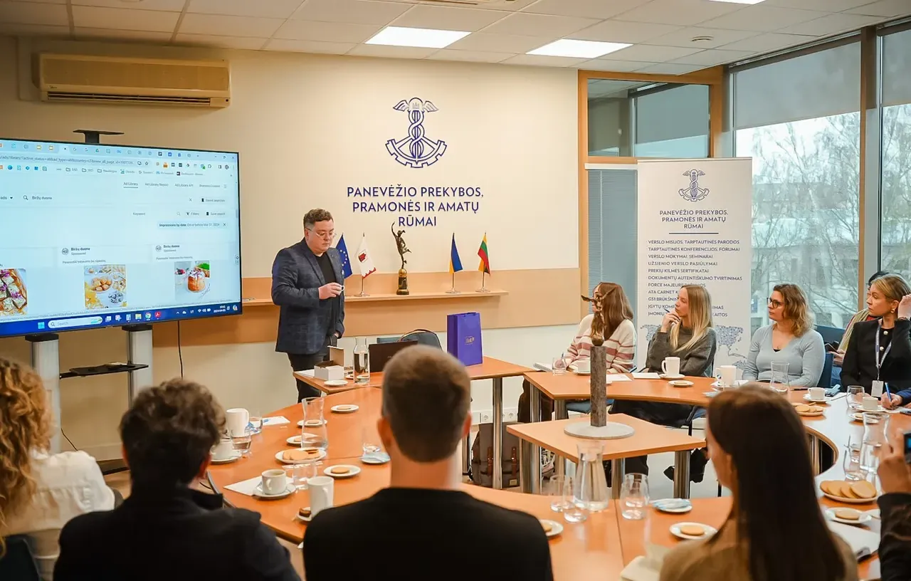 Tomas Morkūnas skaito pranešimą verslo bendruomenės renginyje