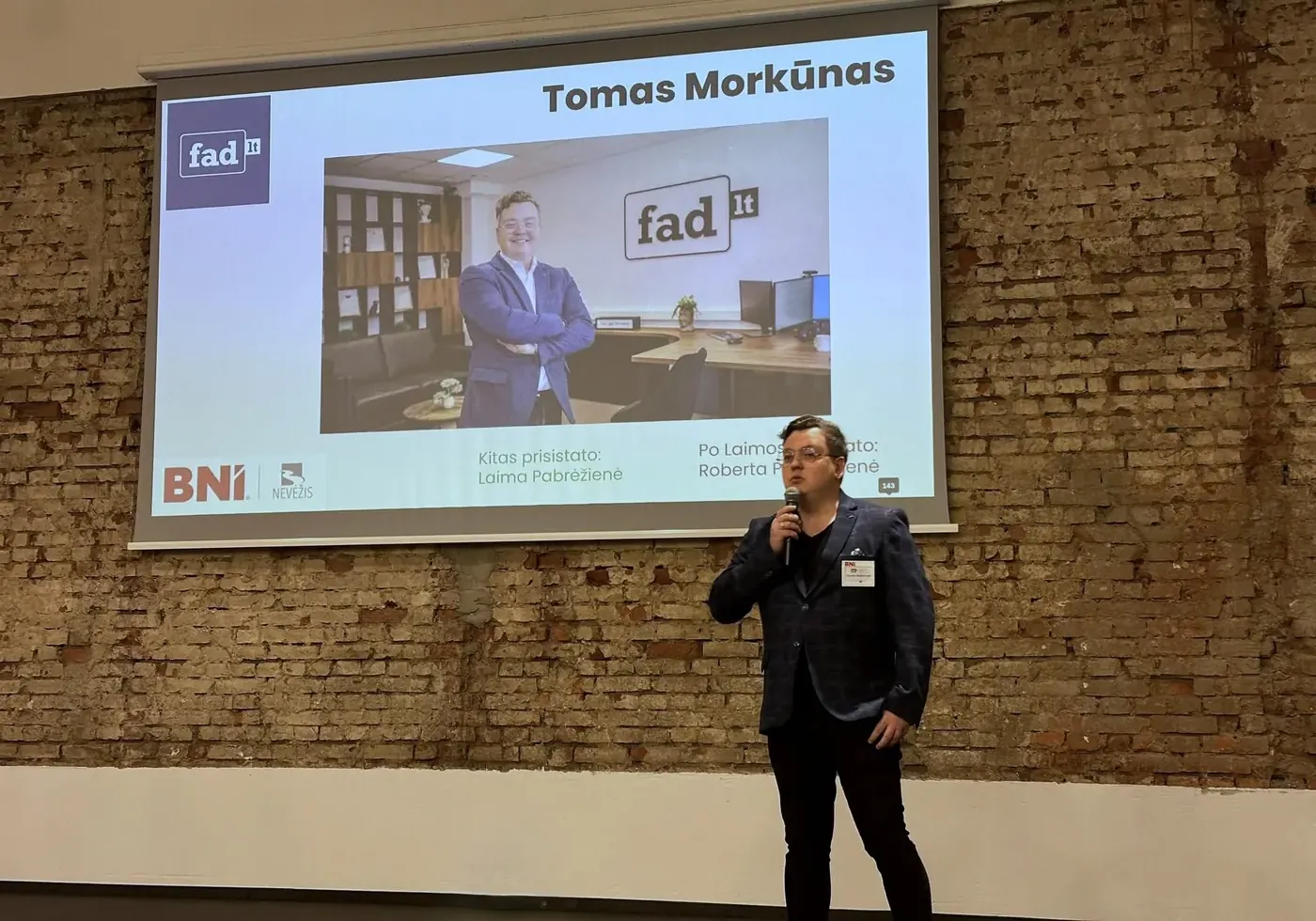 Tomas Morkūnas veda pranešimą verslo renginyje